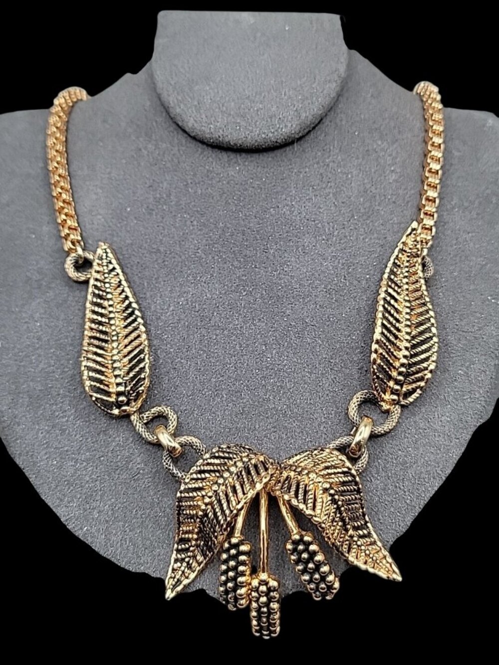 VTG Globus Foreign Eloxal Leaf Drop Necklace Antiqued Gold Tone 17" Lightweight